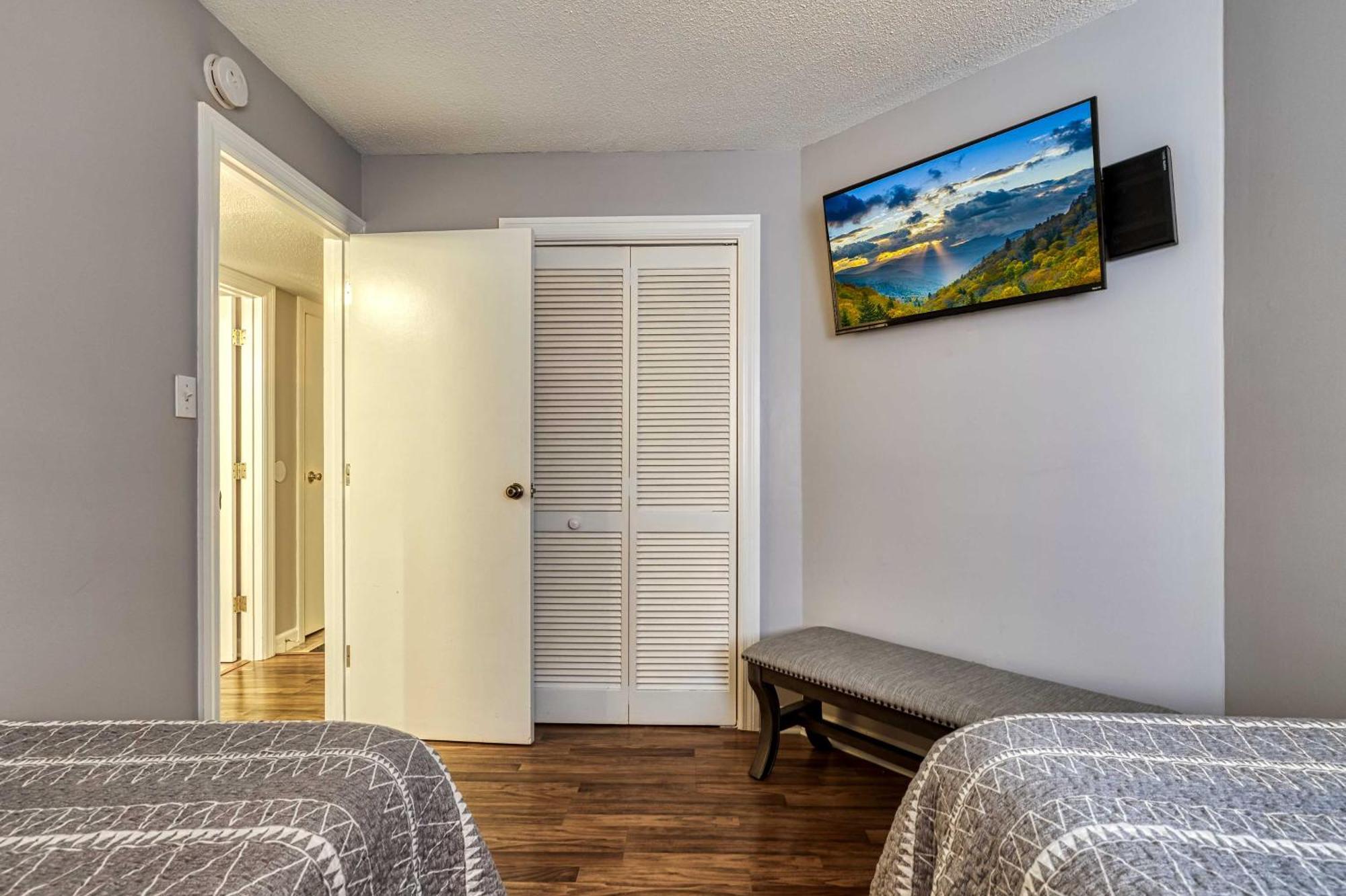 Cozy Resort-Style Gatlinburg Condo Indoor Pool! Exterior photo